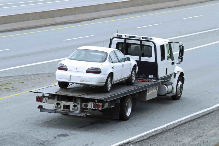 Quck Fast Tow truck towing a broken car in San Antonio