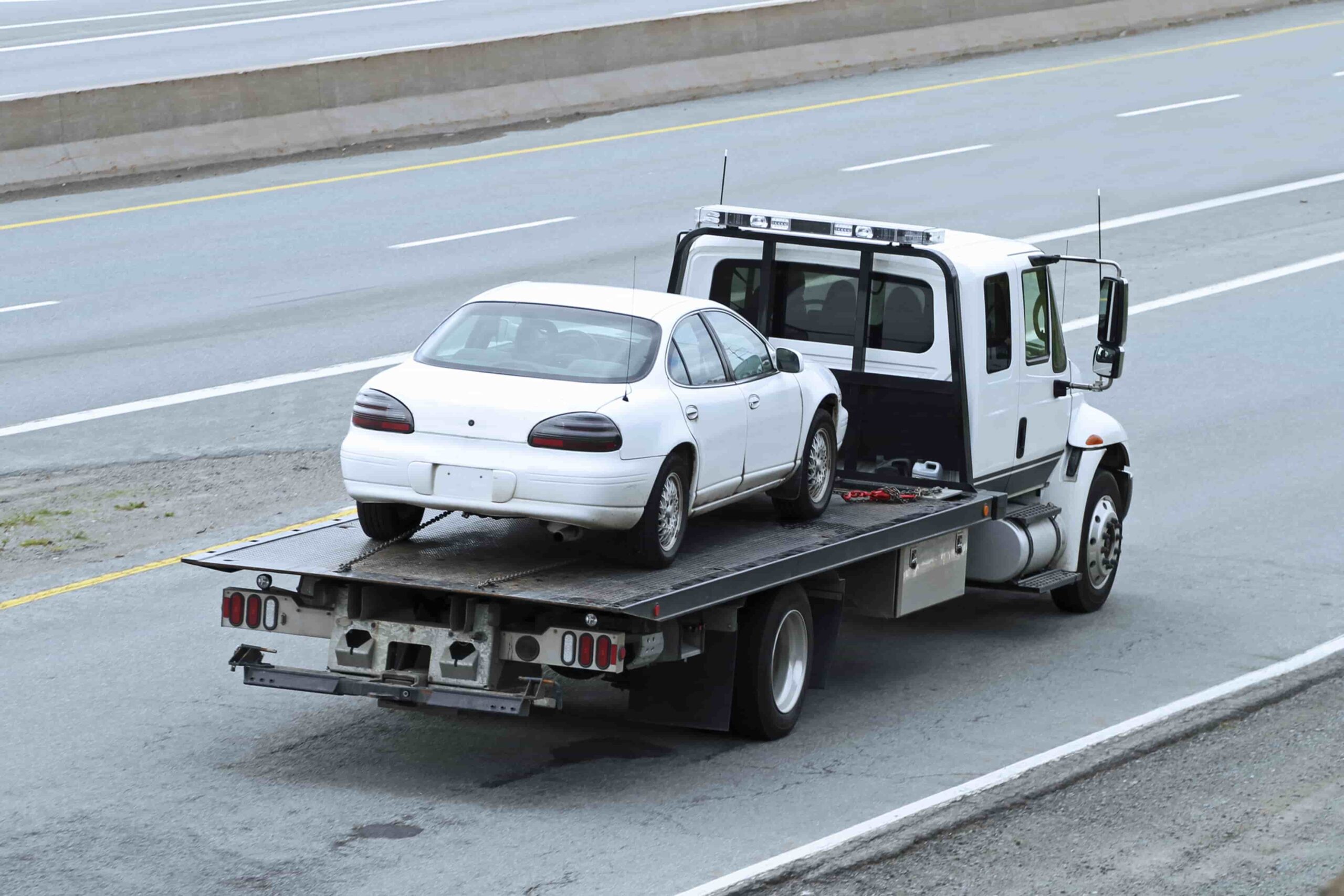Quck Fast Tow truck towing a broken car in San Antonio